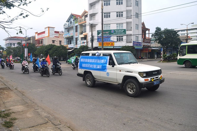 Diễu hành hưởng ứng Ngày Dân số Việt Nam trên các trục đường chính tại TP. Đồng Hới, huyện Bố Trạch, Quảng Trạch và TX. Ba Đồn.   