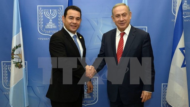 Thủ tướng Israel Benjamin Netanyahu (phải) và Tổng thống Guatemala Jimmy Morales trong cuộc gặp tại Jerusalem ngày 29-11. (Nguồn: Times of Israel/TTXVN)