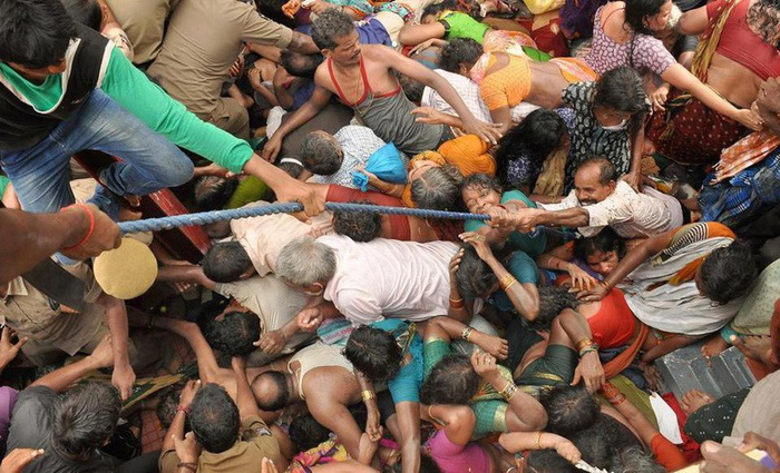  Một vụ giẫm đạp trong lễ hội ở sông Godavari bang Andhra Pradesh (Ấn Độ) năm 2015 - Ảnh: newindianxpress