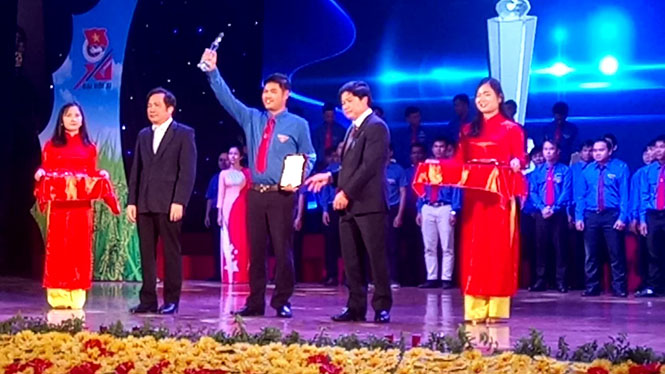 Anh Nguyễn Thanh Tý nhận giải thưởng Lương Định Của năm 2017.