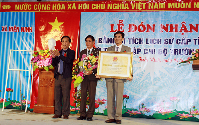  Đảng bộ và nhân dân Hiền Ninh vinh dự đón Bằng di tích lịch sử cấp tỉnh,   nơi thành lập Chi bộ Trường Môn.