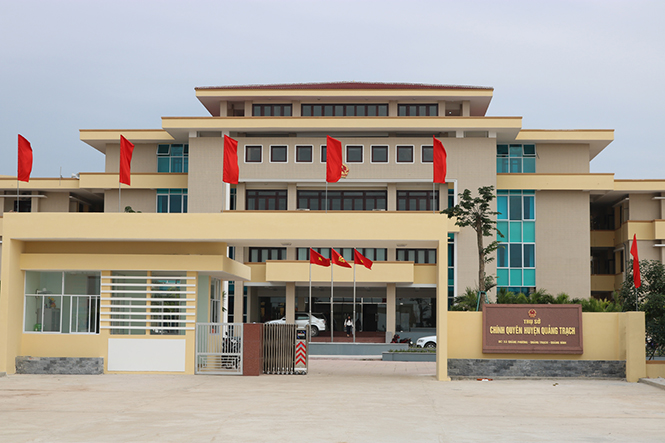 Trụ sở khối chính quyền tại khu vực trung tâm huyện lỵ Quảng Trạch.