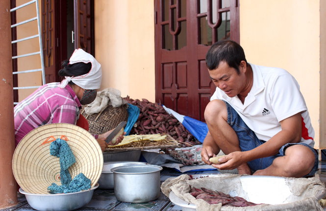 Người dân xã Hải Ninh chế biến khoai deo.