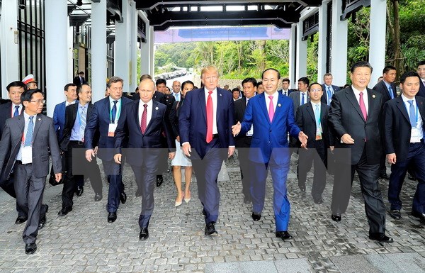 Chủ tịch nước Trần Đại Quang với các Trưởng đoàn dự Hội nghị các Nhà lãnh đạo Kinh tế APEC lần thứ 25 tại Đà Nẵng. (Ảnh: TTXVN)