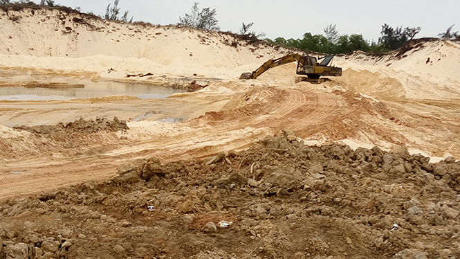 Công ty TNHH XDTH Lương Ninh san gạt mặt bằng tại mỏ cát ở xã Gia Ninh (Quảng Ninh) sau khi giấy phép khai thác đã hết hiệu lực.
