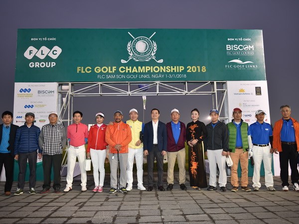 Các golf thủ chụp ảnh trong lễ khai mạc giải đấu diễn ra sáng 1-12. (Ảnh: BTC cung cấp)
