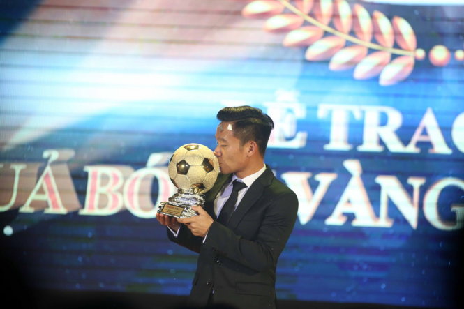  Đinh Thanh Trung lần đầu tiên giành chiến thắng ở “Quả bóng Vàng VN” dành cho nam. Ảnh: N.K
