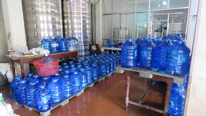 Vấn đề bảo đảm an toàn vệ sinh thực phẩm đối với nước uống đóng chai đang được dư luận đặc biệt quan tâm.