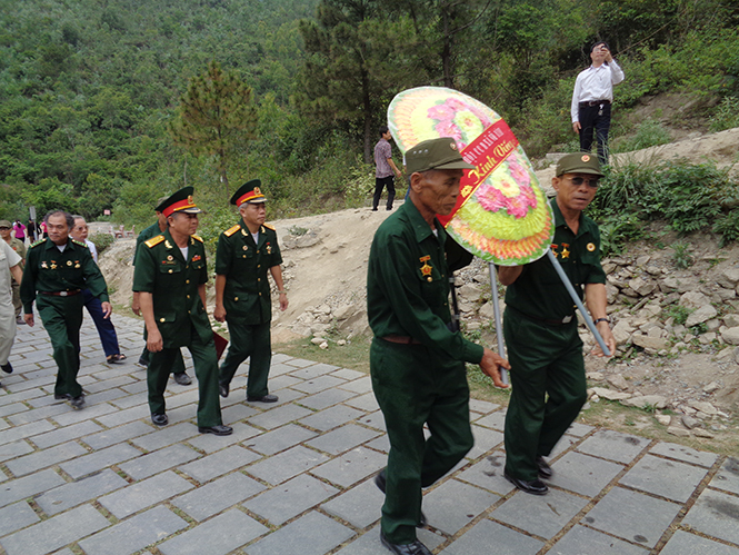  CCB xã Võ Ninh đến Vũng Chùa- Đảo Yến viếng mộ Đại tướng Võ Nguyên Giáp.