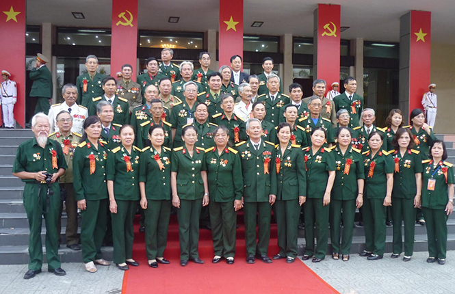  Các CCB Sư đoàn 324 chụp ảnh kỷ niệm trong chuyến thăm lại chiến trường xưa nhân kỷ niệm 40 năm Ngày giải phóng tỉnh Thừa Thiên - Huế.