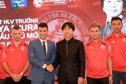  HLV Toshiya Miura chính thức ra mắt CLB TP.HCM. (Ảnh: Hà Khánh)