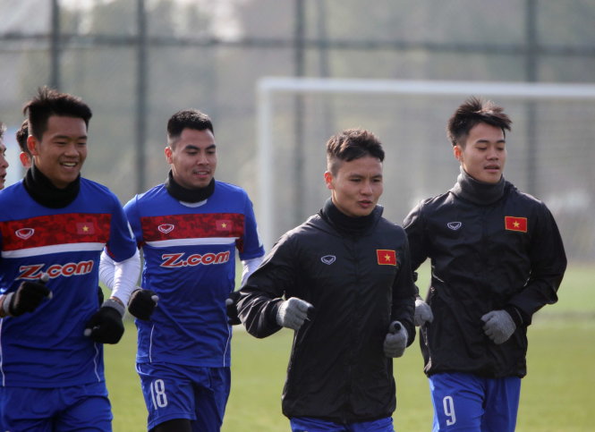  Nụ cười lạc quan của các cầu thủ U-23 VN trên sân tập tại Thượng Hải. Ảnh: MAI HOÀNG