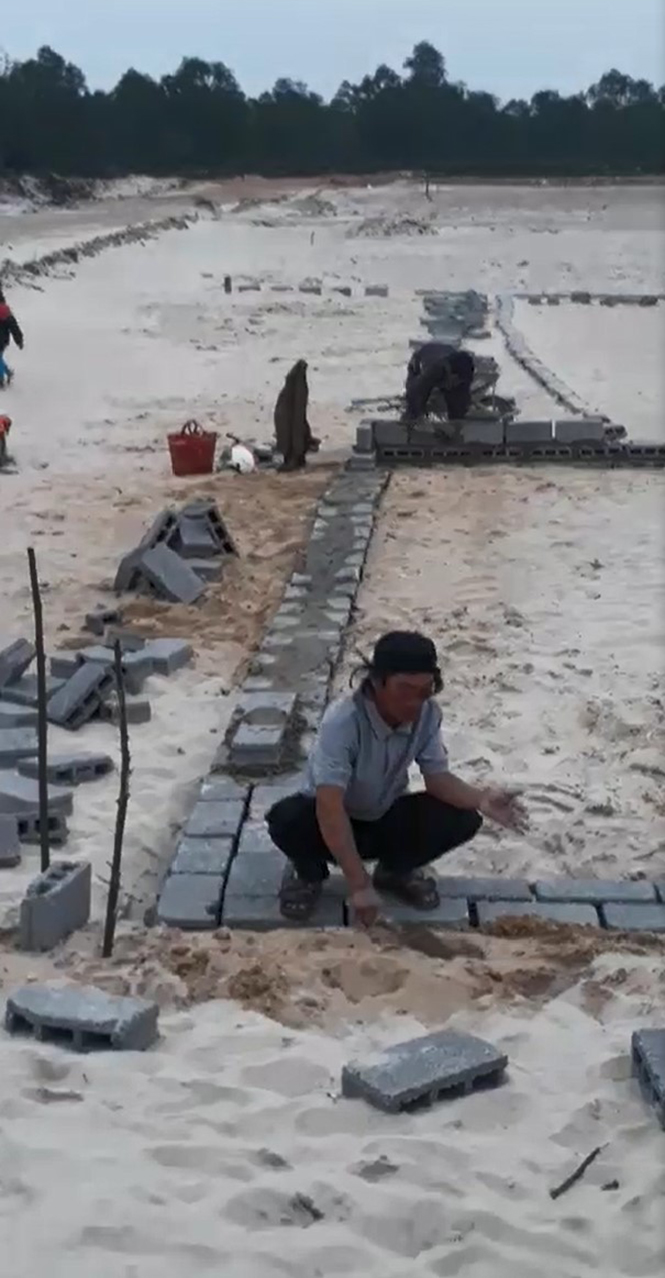 Một số người dân Hải Ninh tập kết vật liệu xây dựng móng nhà trái phép trên phần đất đã được quy hoạch.