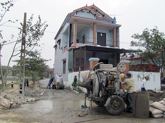 Người dân tham gia xây dựng nông thôn mới ở huyện Lệ Thủy.