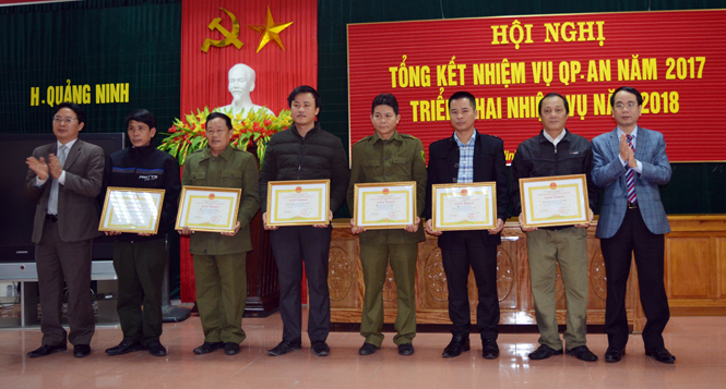Lãnh đạo huyện Quảng Ninh tặng giấy khen cho các tập thể và cá nhân đạt thành tích xuất sắc trong phong trào 