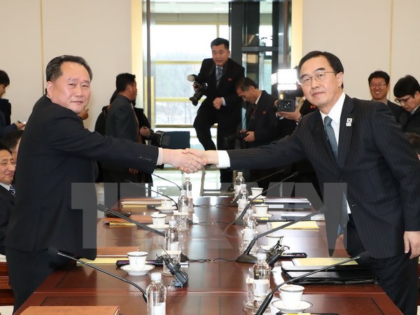 Trưởng đoàn đàm phán Triều Tiên Ri Son-gwon (trái, phía trước) và Trưởng đoàn đàm phán Hàn Quốc Cho Myoung-gyon (phải) trong cuộc đàm phán tại làng đình chiến Panmunjom ngày 9/1. (Nguồn: YONHAP/ TTXVN)
