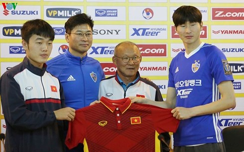 Trận đấu với Ulsan Hyundai giúp thầy trò Park Hang Seo có thêm nhiều kinh nghiệm khi chạm trán với bóng đá Hàn Quốc. (Ảnh: Trọng Phú)