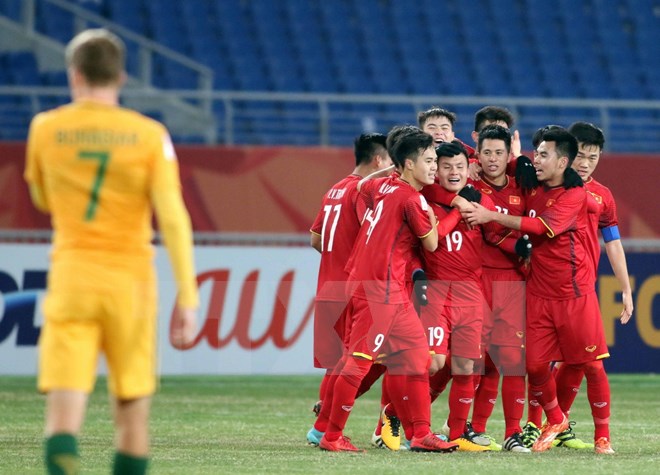 Các cầu thủ U23 Việt Nam ăn mừng sau bàn thắng của Quang Hải. (Ảnh: Hoàng Linh/TTXVN)