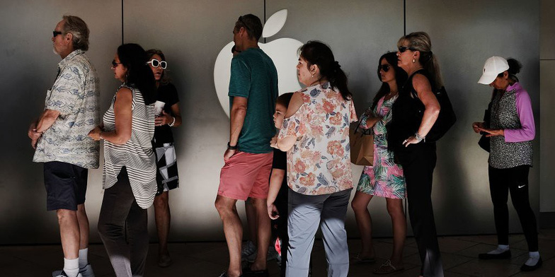  Người dùng iPhone xếp hàng chờ tới lượt được phục vụ tại một cửa hàng của Apple - Ảnh: AP