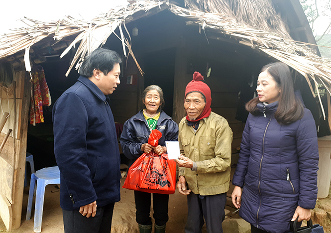 Đại diện lãnh đạo Ủy ban MTTQVN tỉnh thăm, tặng quà Tết cho các hộ nghèo.