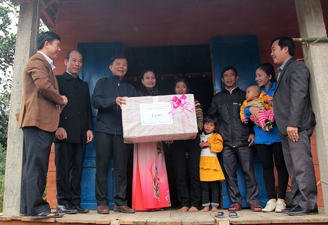 Đồng chí Phó Bí thư Tỉnh uỷ, Chủ tịch UBND tỉnh Nguyễn Hữu Hoài tặng quà nhân dịp khánh thành nhà ở cho hộ nghèo tại bản Cà Xen, xã Thanh Hoá (Tuyên Hoá).