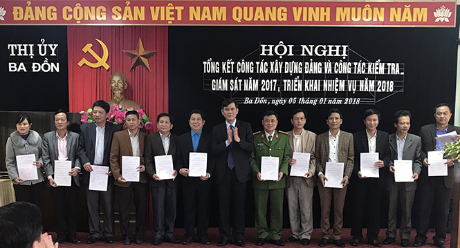 Đồng chí Bí thư Thị uỷ Ba Đồn Trần Thắng trao quyết định công nhận tổ chức cơ sở đảng đạt trong sạch vững mạnh năm 2017 cho các tập thể.