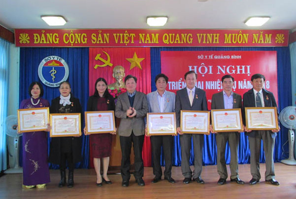 Đồng chí Nguyễn Tiến Hoàng trao bằng công nhận danh hiệu chiến sĩ thi đua cấp tỉnh cho các điển hình trong phong trào thi đua yêu nước của ngành y tế.