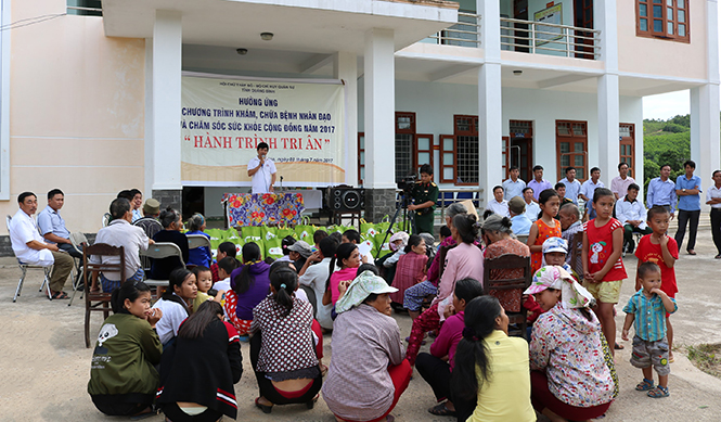 Người dân khám chữa bệnh tại Trạm y tế xã Ngư Hoá, huyện Tuyên Hoá.