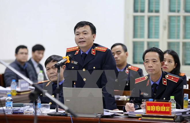Ông Đào Thịnh Cường, Phó Viện trưởng Viện Kiểm sát nhân dân Thành phố Hà Nội đại diện Viện Kiểm sát nhân dân đối đáp với các luật sư tại phiên tòa. (Nguồn: TTXVN)