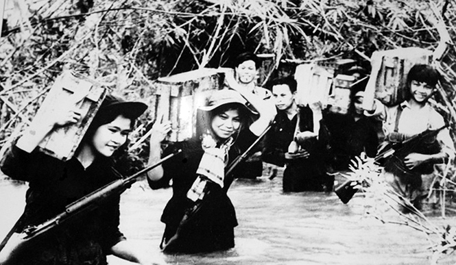 Thanh niên xung phong Quảng Trị vận tải đạn trên tuyến hành lang giao bưu phục vụ  cuộc Tổng tiến công và nổi dậy xuân Mậu Thân 1968. Ảnh: T.L