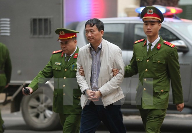 Cảnh sát dẫn giải bị cáo Trịnh Xuân Thanh, nguyên Chủ tịch Hội đồng quản trị, Tổng Giám đốc PVC tới tòa, sáng 22/1. (Ảnh: Doãn Tấn/TTXVN)