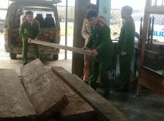 Số gỗ lậu vừa bị bắt giữ tại Công an huyện Minh Hóa