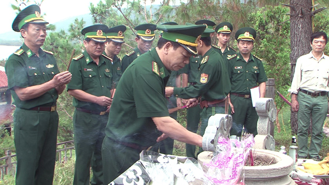 Cán bộ, chiến sĩ BĐBP Quảng Bình dâng hương viếng mộ Đại tướng Võ Nguyên Giáp.