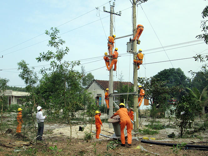 Công nhân Điện lực Lệ Thủy, PC Quảng Bình sửa chữa lưới điện.