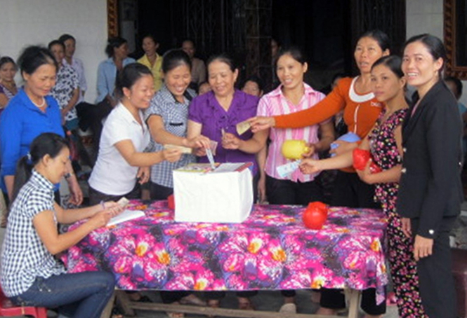 Phụ nữ xã Quảng Tùng ủng hộ tiền giúp đỡ hội viên có hoàn cảnh khó khăn trên địa bàn.