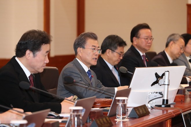 Tổng thống Hàn Quốc Moon Jae-in (thứ 2, trái) trong một cuộc họp tại Seoul ngày 16-1. (Nguồn: Yonhap/TTXVN)