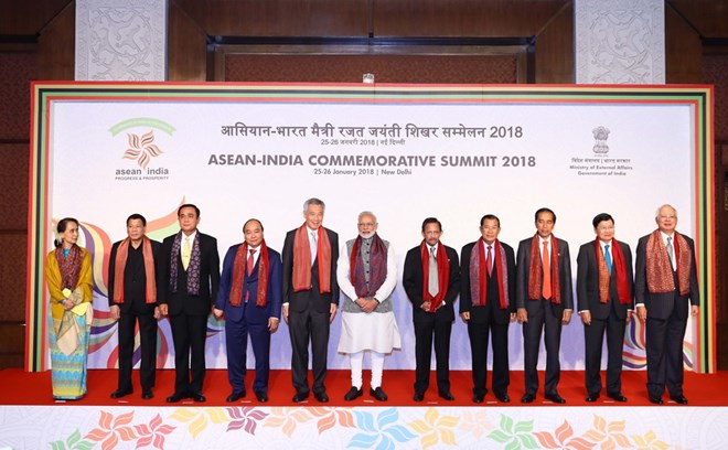 Thủ tướng Nguyễn Xuân Phúc (thứ tư từ trái sang), Thủ tướng Ấn Độ Narendra Modi (giữa) và các nhà lãnh đạo ASEAN tại buổi lễ phát hành Tem kỷ niệm cấp cao ASEAN-Ấn Độ. (Ảnh: Thống Nhất/TTXVN)