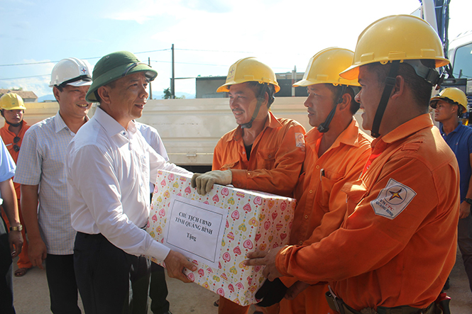 Đồng chí Chủ tịch UBND tỉnh Nguyễn Hữu Hoài thăm, tặng quà  cho công nhân PC Quảng Bình đang khắc phục sự cố lưới điện  sau bão số 10 năm 2017.