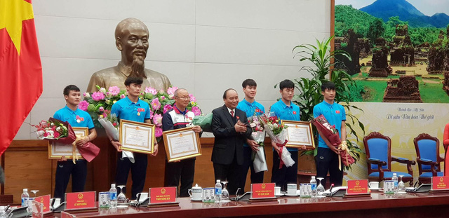 Thủ tướng trao các phần thưởng cao quý cho HLV Park Hang-seo và các cầu thủ U23 - Ảnh: QP