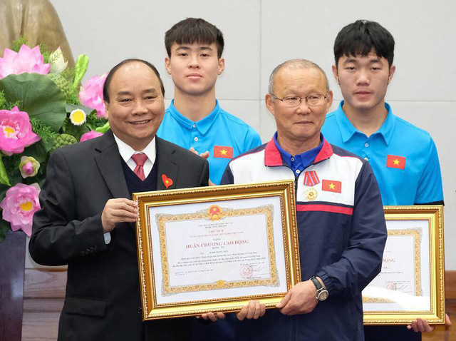 Thủ tướng trao huân chương cho HLV Park Hang-seo - Ảnh: VGP