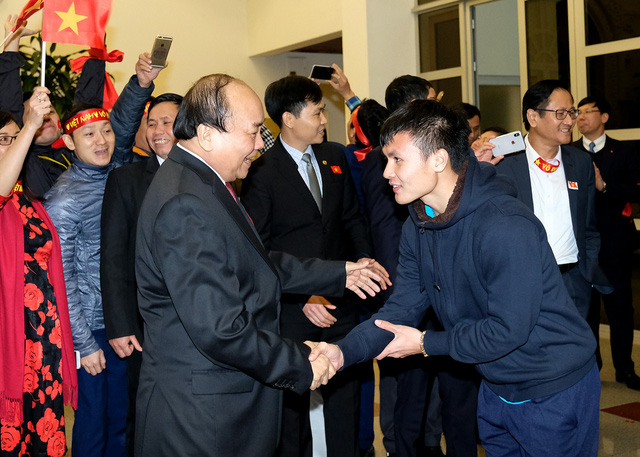  Thủ tướng bắt tay cầu thủ Quang Hải - Ảnh: VGP