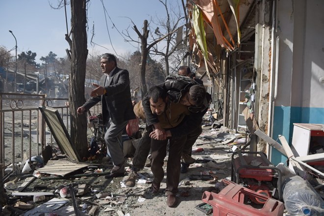 Chuyển thi thể nạn nhân tại hiện trường vụ tấn công khủng bố ở Kabul, Afghanistan ngày 27-1. (Ảnh: AFP/TTXVN)