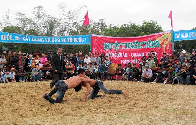 Mỗi dịp Tết về, làng Xuân Kiều (Quảng Xuân, Quảng Trạch) lại rộn ràng tổ chức hội vật đầu xuân.