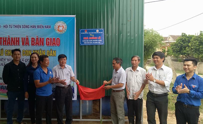 Đại diện lãnh đạo các ban, ngành, đoàn thể thị xã Ba Đồn trao tặng nhà chống lũ cho bà con thôn Tiên Xuân, xã Quảng Tiên.