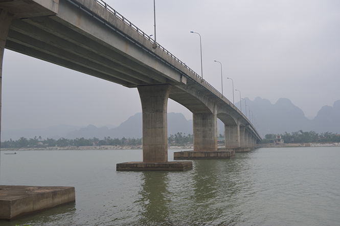 Có cầu Văn Hóa bắc qua sông Gianh, người làng Lệ Sơn hôm nay đã không còn phải lụy những chuyến đò ngang.