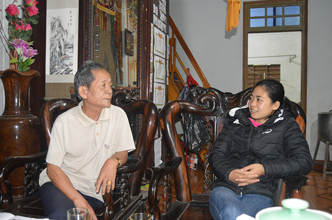 Ông Hoàng Đình Bá, Chủ tịch Hội Khuyến học và bà Hoàng Thị Lệ Giang, cán bộ văn hóa-xã hội xã Văn Hóa tự hào kể về truyền thống hiếu học của người Lệ Sơn.