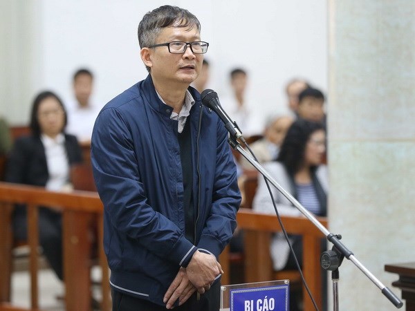 Bị cáo Đinh Mạnh Thắng tự bào chữa tại phiên tòa. (Ảnh: Doãn Tấn/TTXVN)