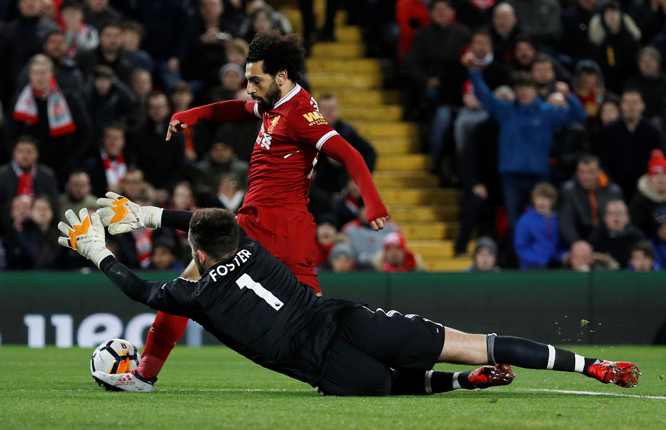  Salah có đủ sức dẫn dắt Liverpool vượt qua khó khăn? Ảnh: REUTERS