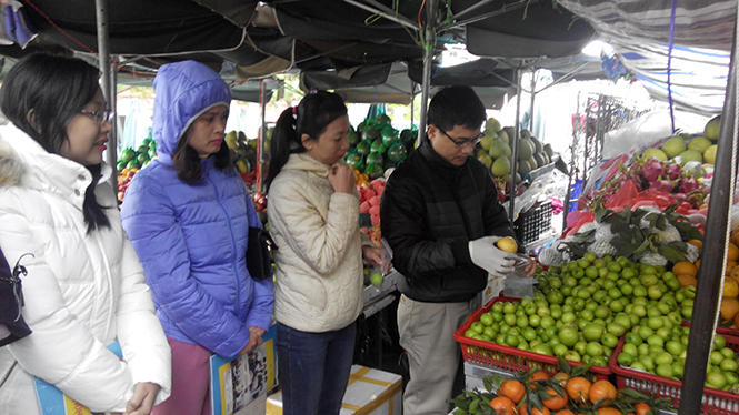  Cơ quan chức năng lấy mẫu kiểm tra các tiêu chí về an toàn thực phẩm ở chợ truyền thống.