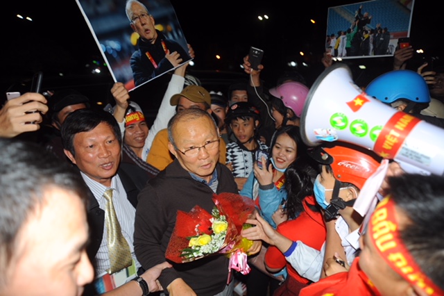  HLV người Hàn Quốc trong vòng vây chào đón nhiệt tình của người dân Pleiku. Ảnh: ANH TIẾN